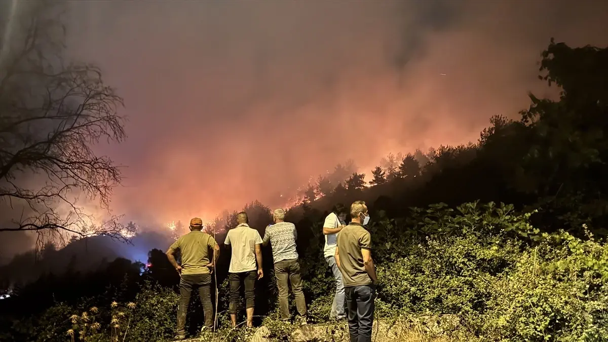Geyve’de Orman Yangını: İki Mahalle Boşaltıldı