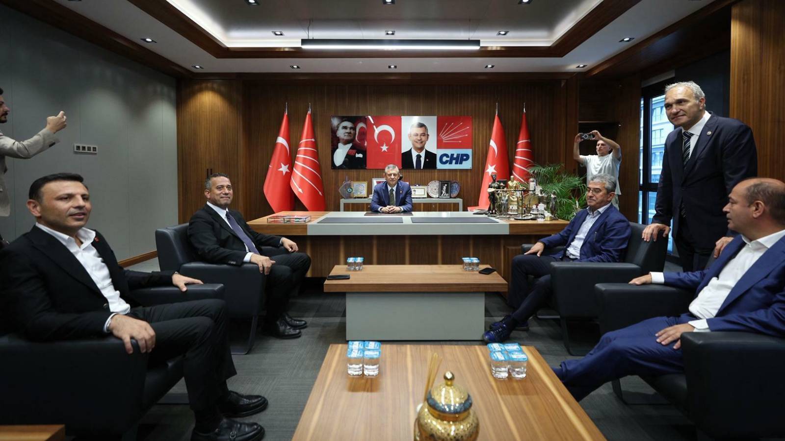 ozgur ozel chpnin binalarina cokulurken sessiz kalanlara sesleniyorum sira sana geldiginde is isten gecmis olacak WHaCraEA