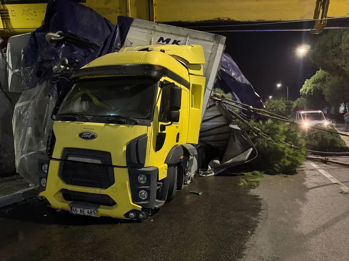 yunusemrede vinc devrildi operator hastaneye kaldirildi 1S3wli2Z