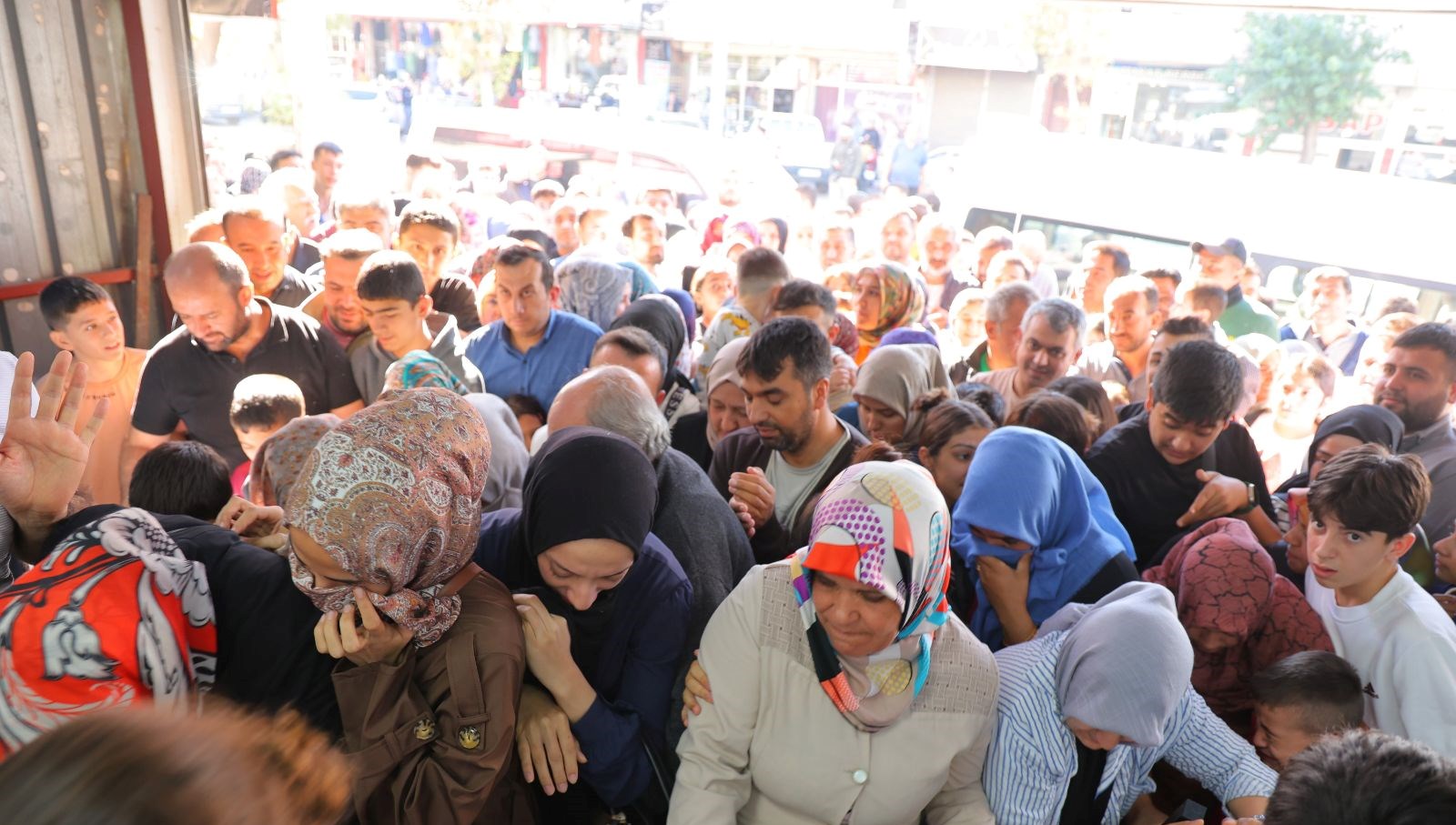 giyim magazasinda indirim izdihama neden oldu 8nuRc4FC