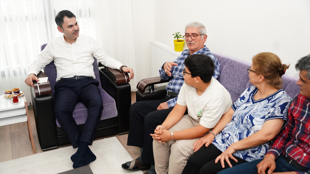 murat kurum hatayda depremden etkilenen acikgoz ailesini ziyaret etti 9b2wmQws